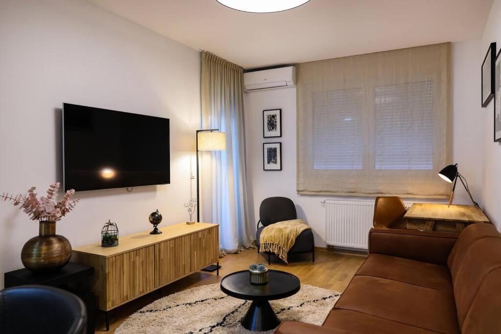 Luxury Infusion By - Free Parking Apartament